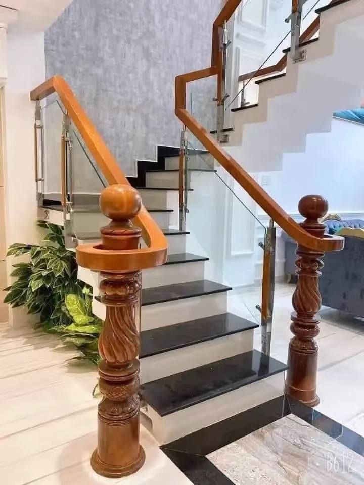 cầu thang kính quận 2
